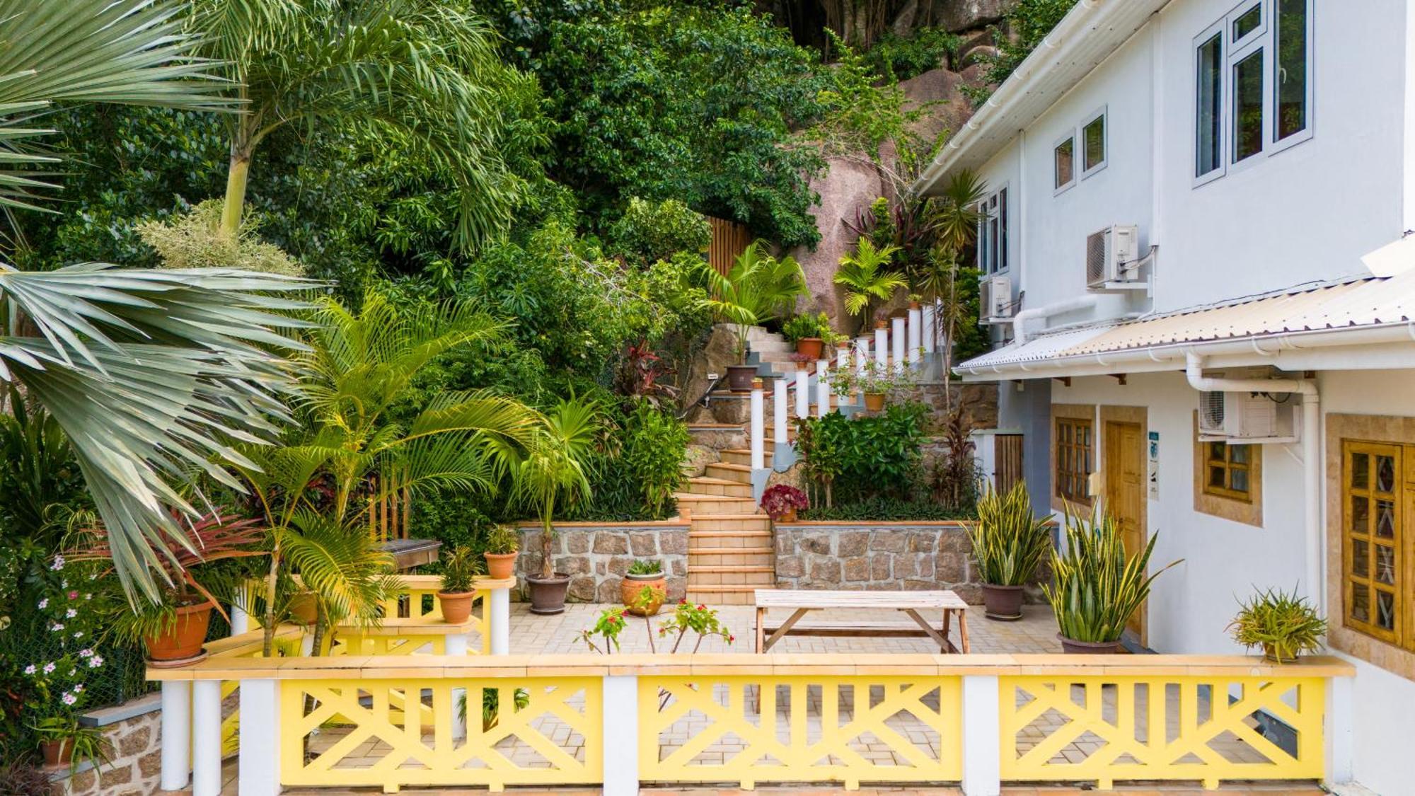 Cavern Apartments Baie Sainte Anne Ngoại thất bức ảnh