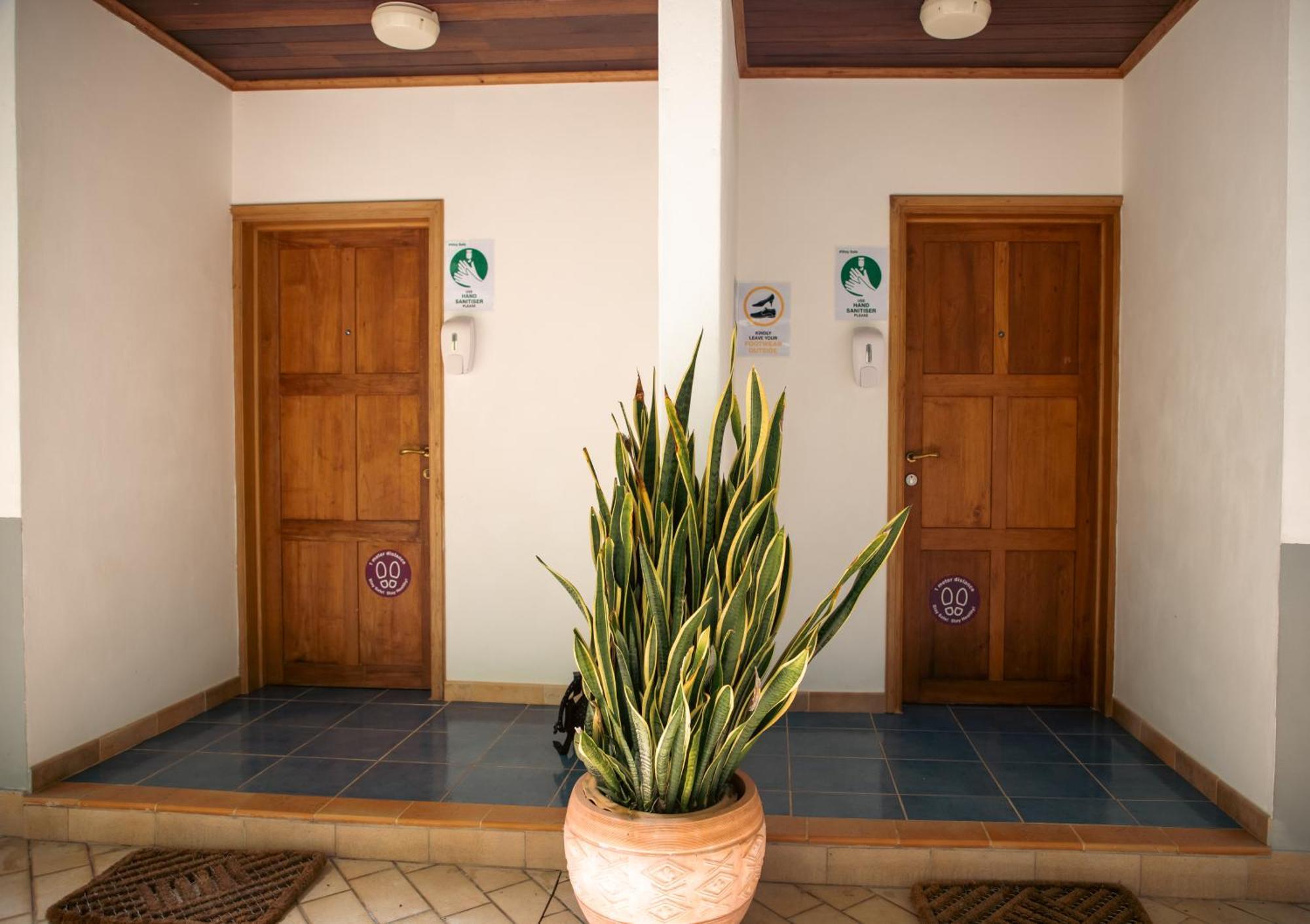 Cavern Apartments Baie Sainte Anne Ngoại thất bức ảnh