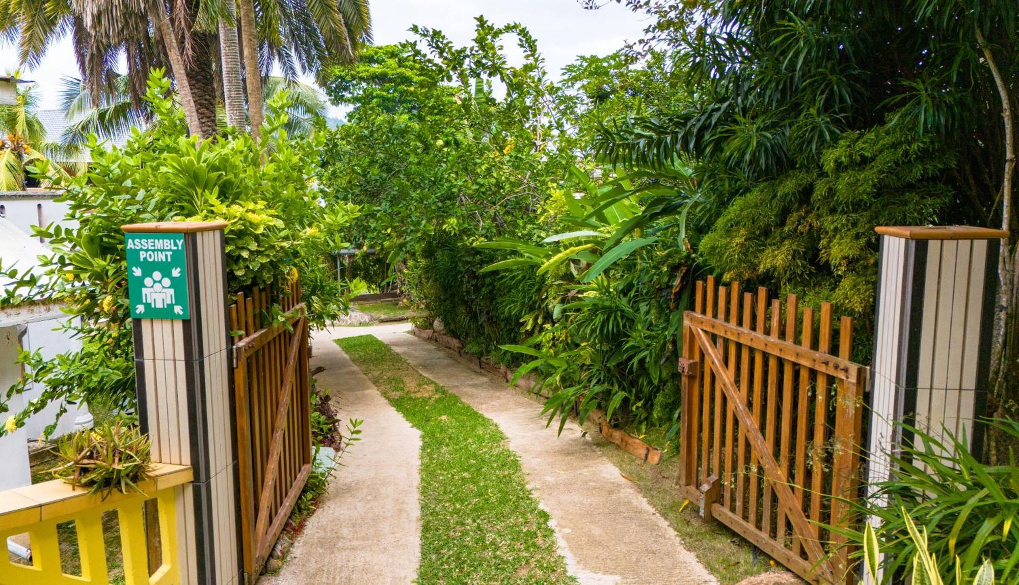 Cavern Apartments Baie Sainte Anne Ngoại thất bức ảnh