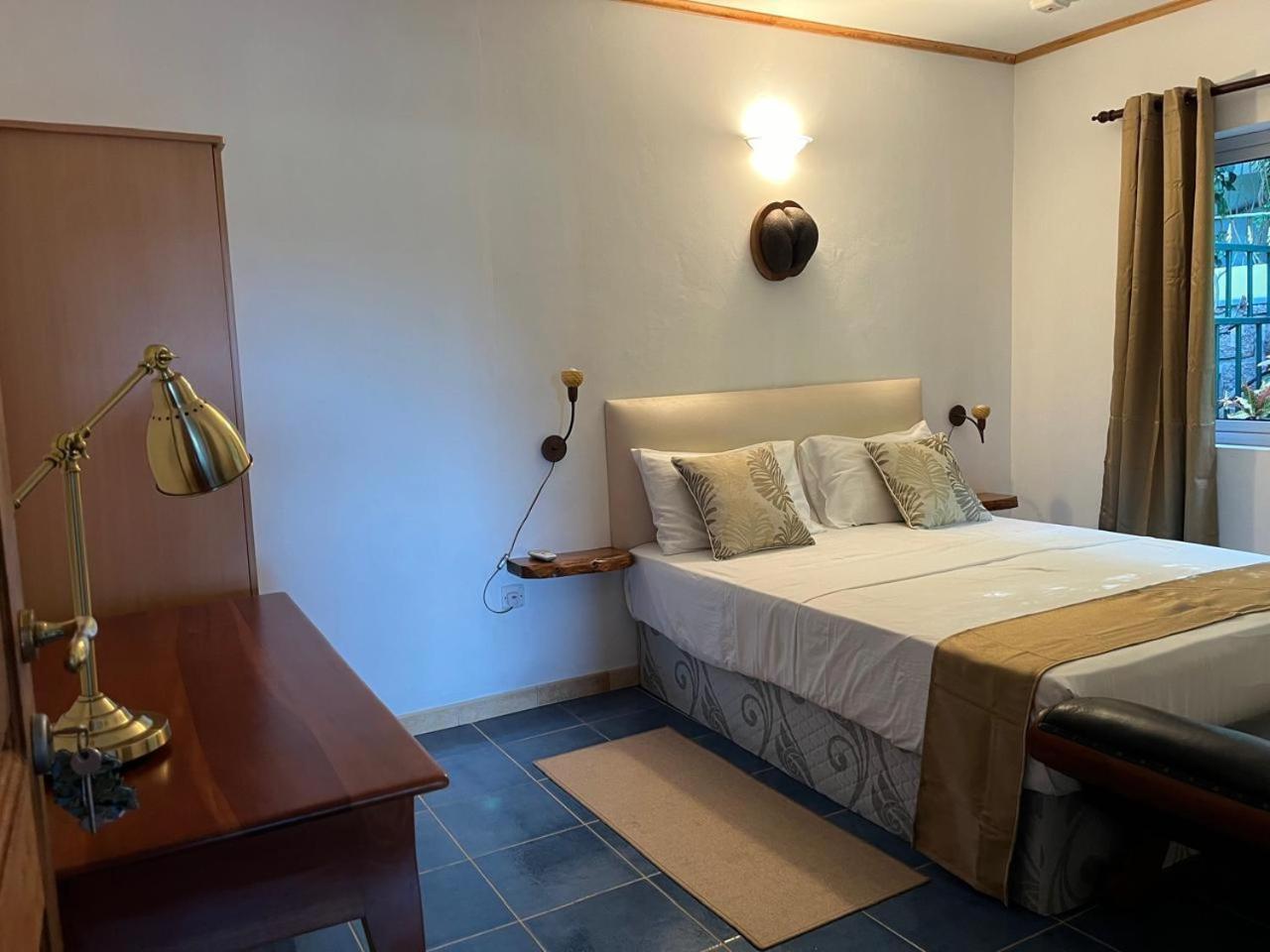 Cavern Apartments Baie Sainte Anne Ngoại thất bức ảnh