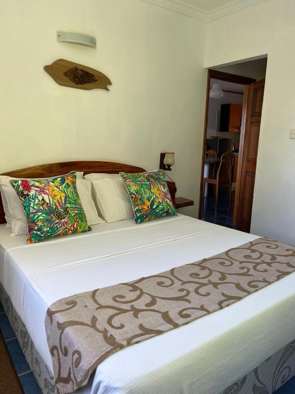 Cavern Apartments Baie Sainte Anne Ngoại thất bức ảnh