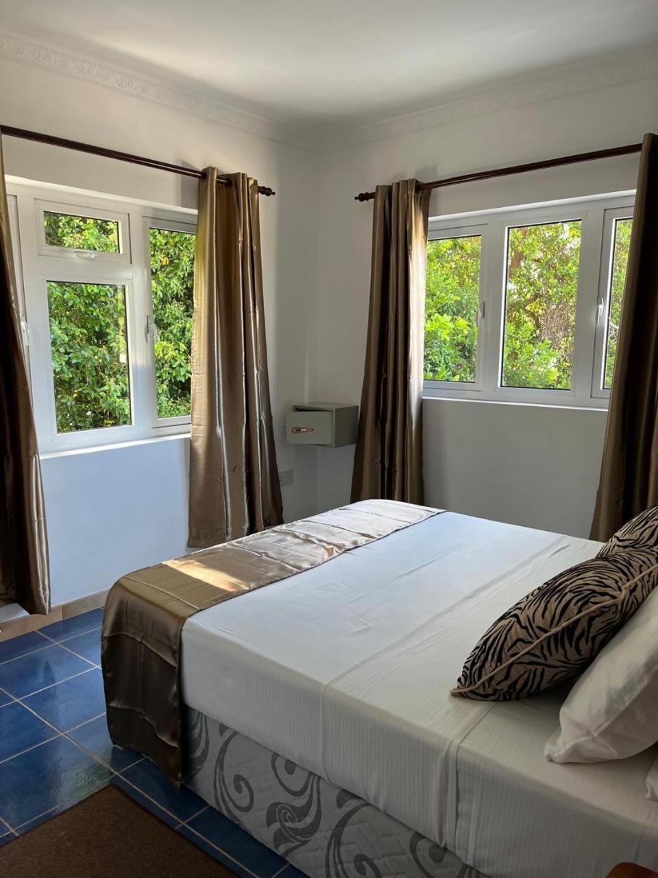 Cavern Apartments Baie Sainte Anne Ngoại thất bức ảnh