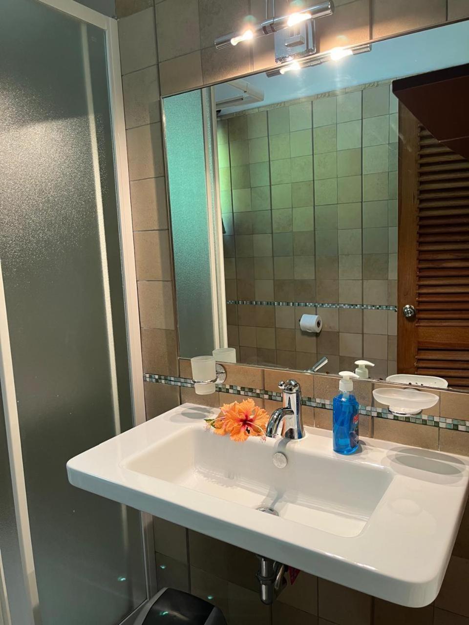 Cavern Apartments Baie Sainte Anne Ngoại thất bức ảnh