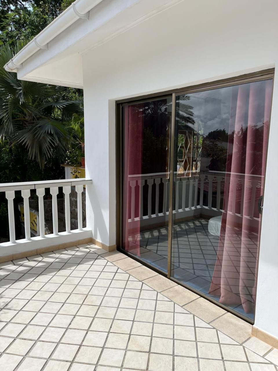 Cavern Apartments Baie Sainte Anne Ngoại thất bức ảnh