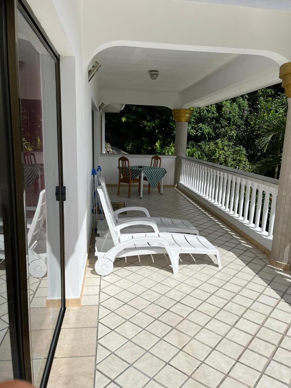 Cavern Apartments Baie Sainte Anne Ngoại thất bức ảnh