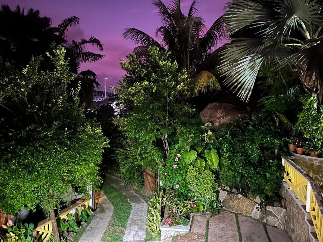 Cavern Apartments Baie Sainte Anne Ngoại thất bức ảnh