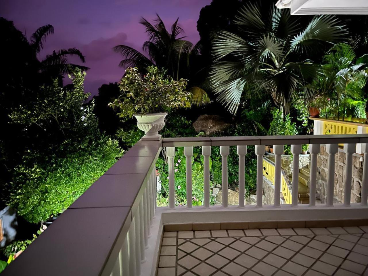 Cavern Apartments Baie Sainte Anne Ngoại thất bức ảnh